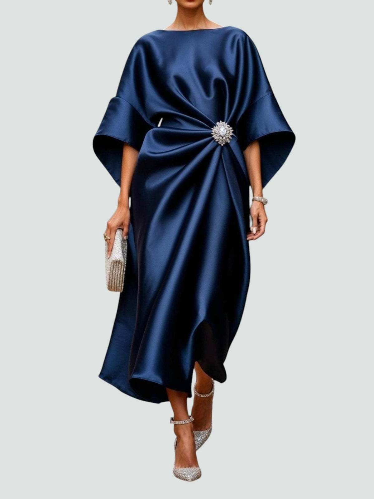 Boukje - Lange satijnen jurk voor dames met cape mouwen en elegante draping