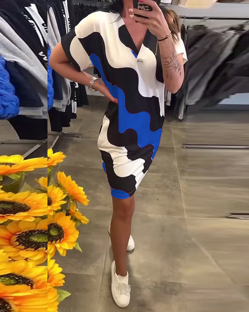 Quelindra - Jurk met golfprint en elegante halslijn