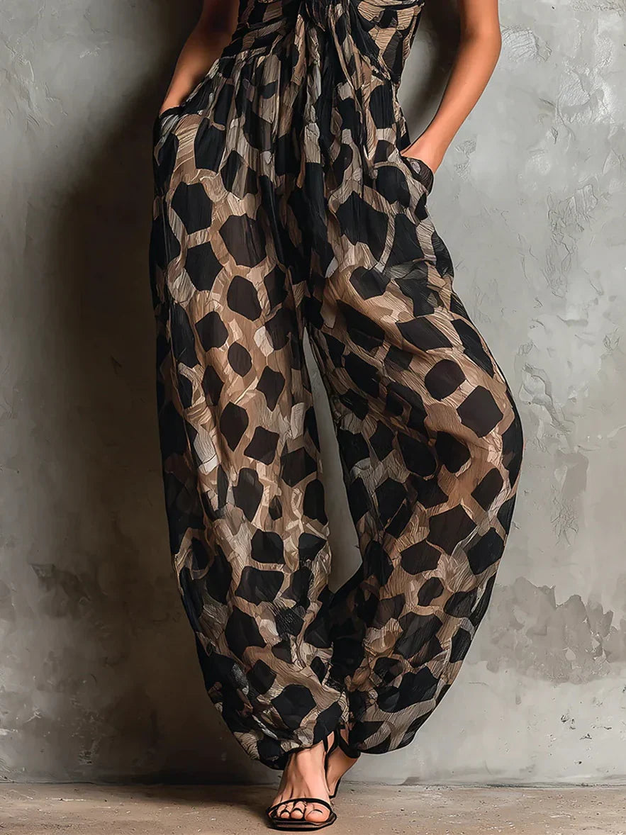 Galienne - Vrouwelijke jumpsuit met een fluid leopardprint en wijde benen