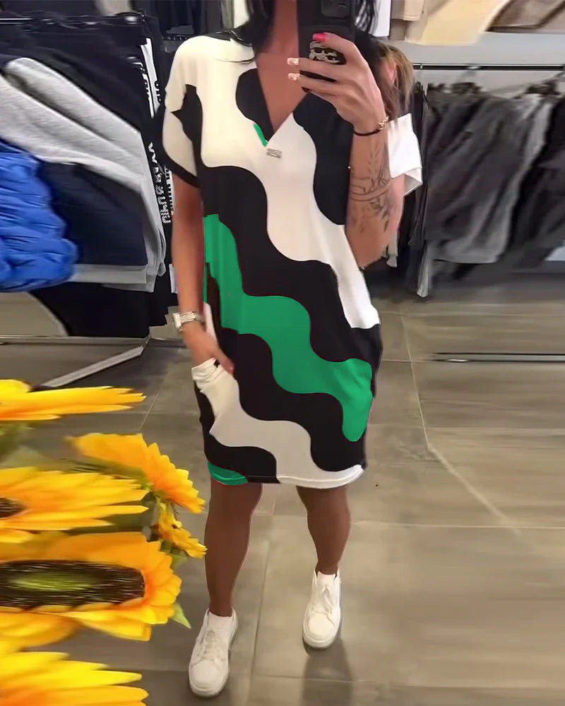 Quelindra - Jurk met golfprint en elegante halslijn