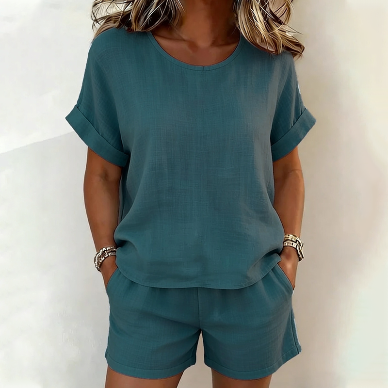 Linnea - Licht damesensemble met t-shirt en shorts