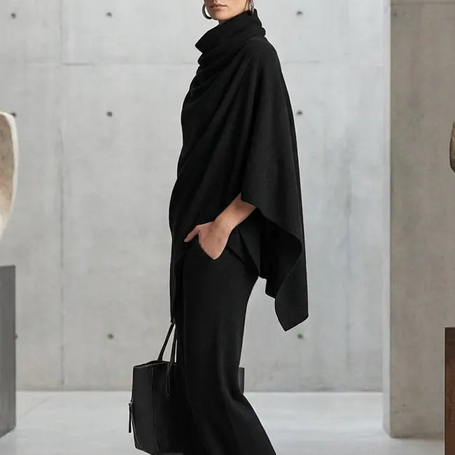 Lize - Vrouwenensemble met vloeiende cape en brede broek
