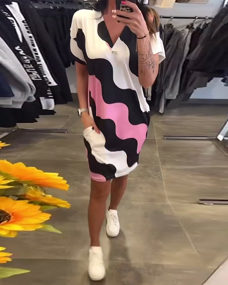 Quelindra - Jurk met golfprint en elegante halslijn