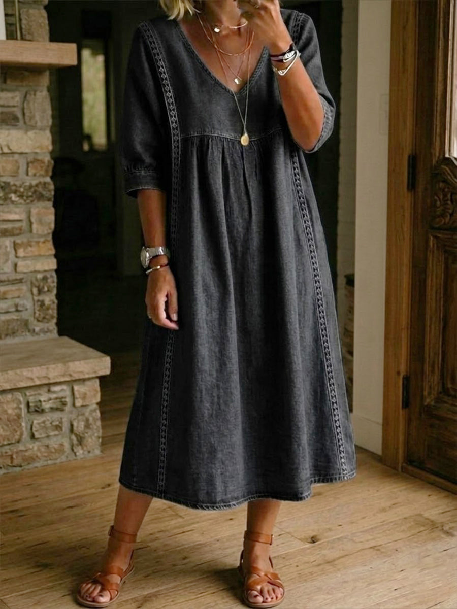 Fyntra - Vrouwelijke denim jurk met V-hals en kant in een elegante casual stijl