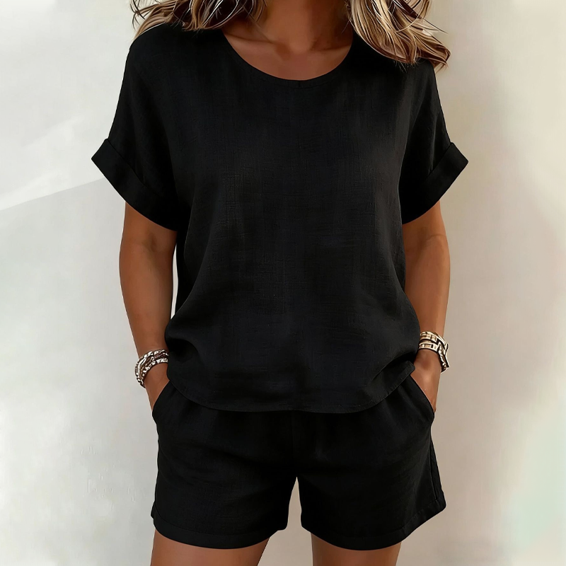 Linnea - Licht damesensemble met t-shirt en shorts