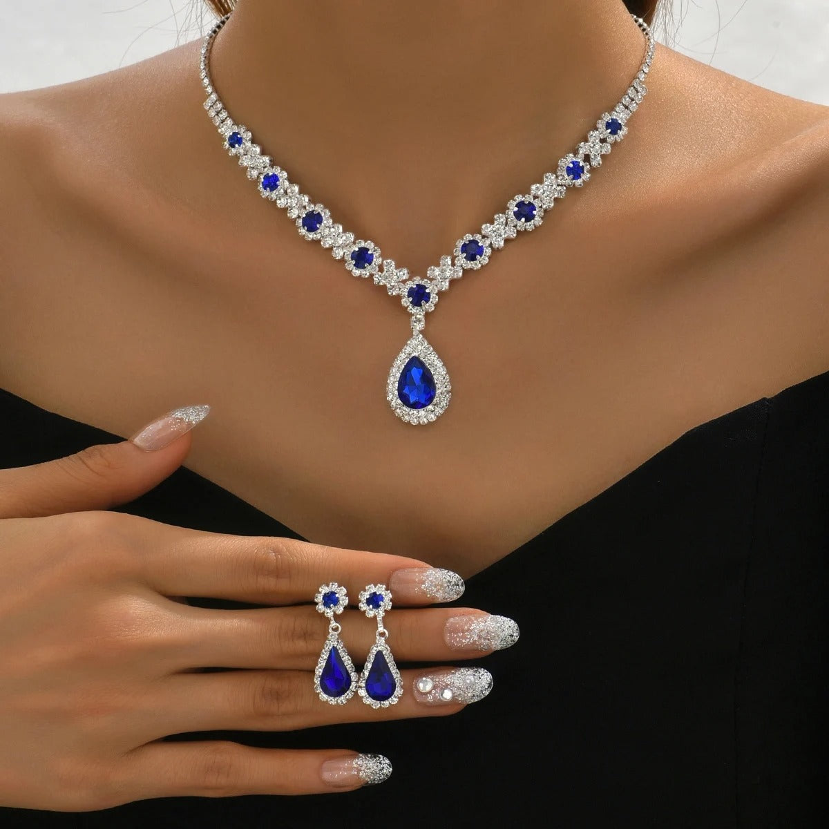 Gwenelivra - Elegant Sieraadset in Diepblauwe Zirkonia
