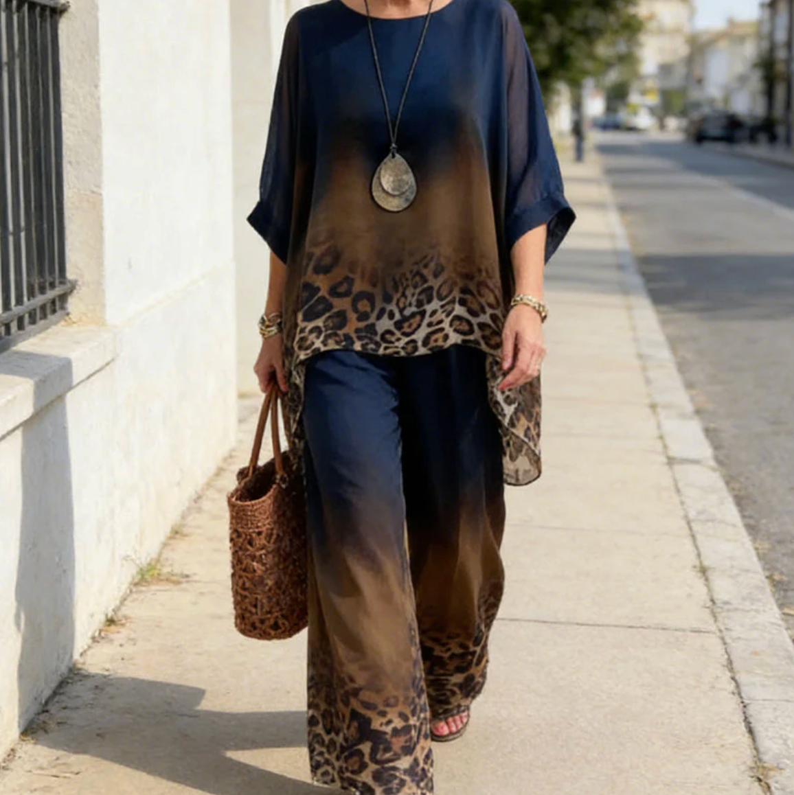 Ixelara - Dames tweedelig ensemble poncho met aflopend luipaardprint