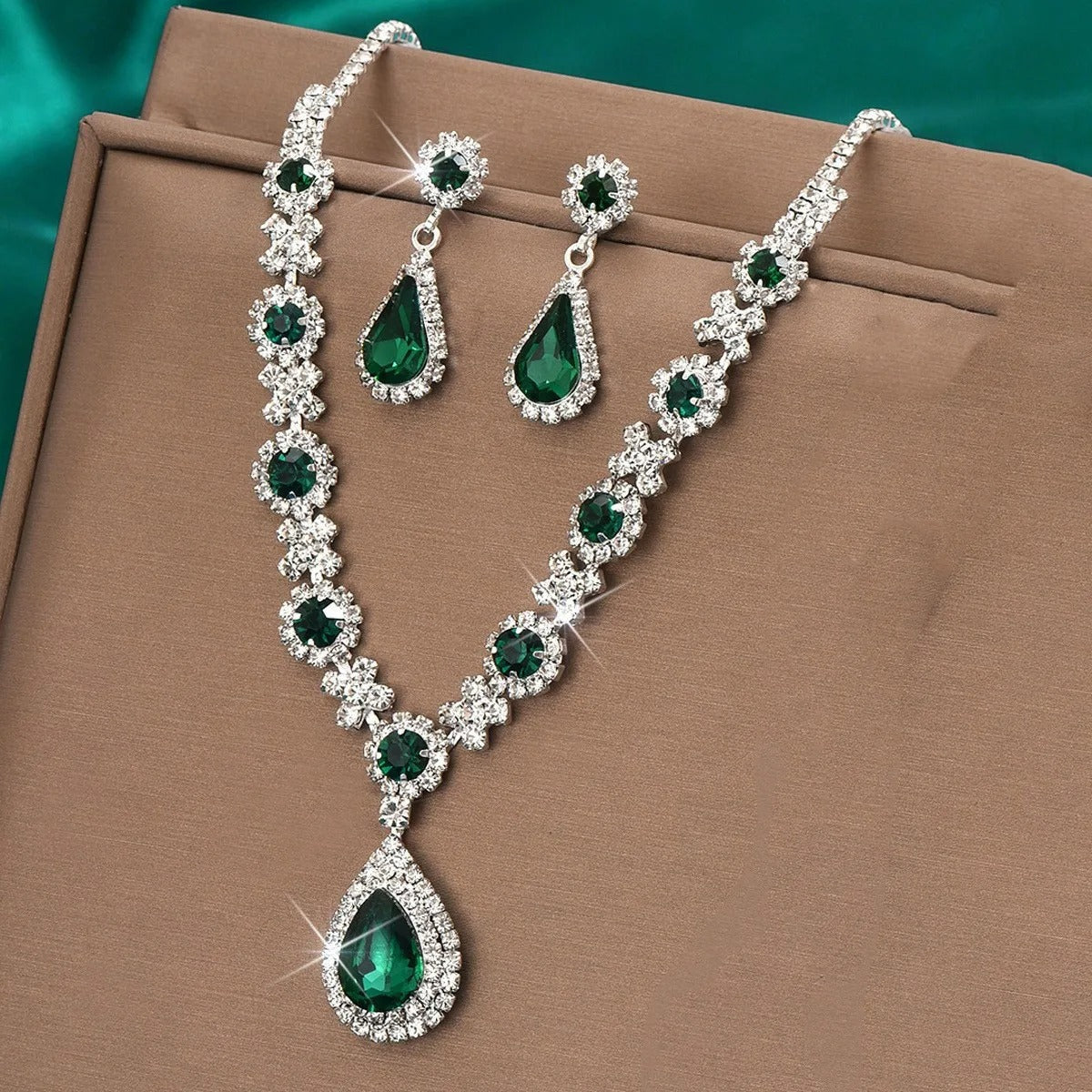 Gwenelivra - Elegant Sieraadset in Diepblauwe Zirkonia