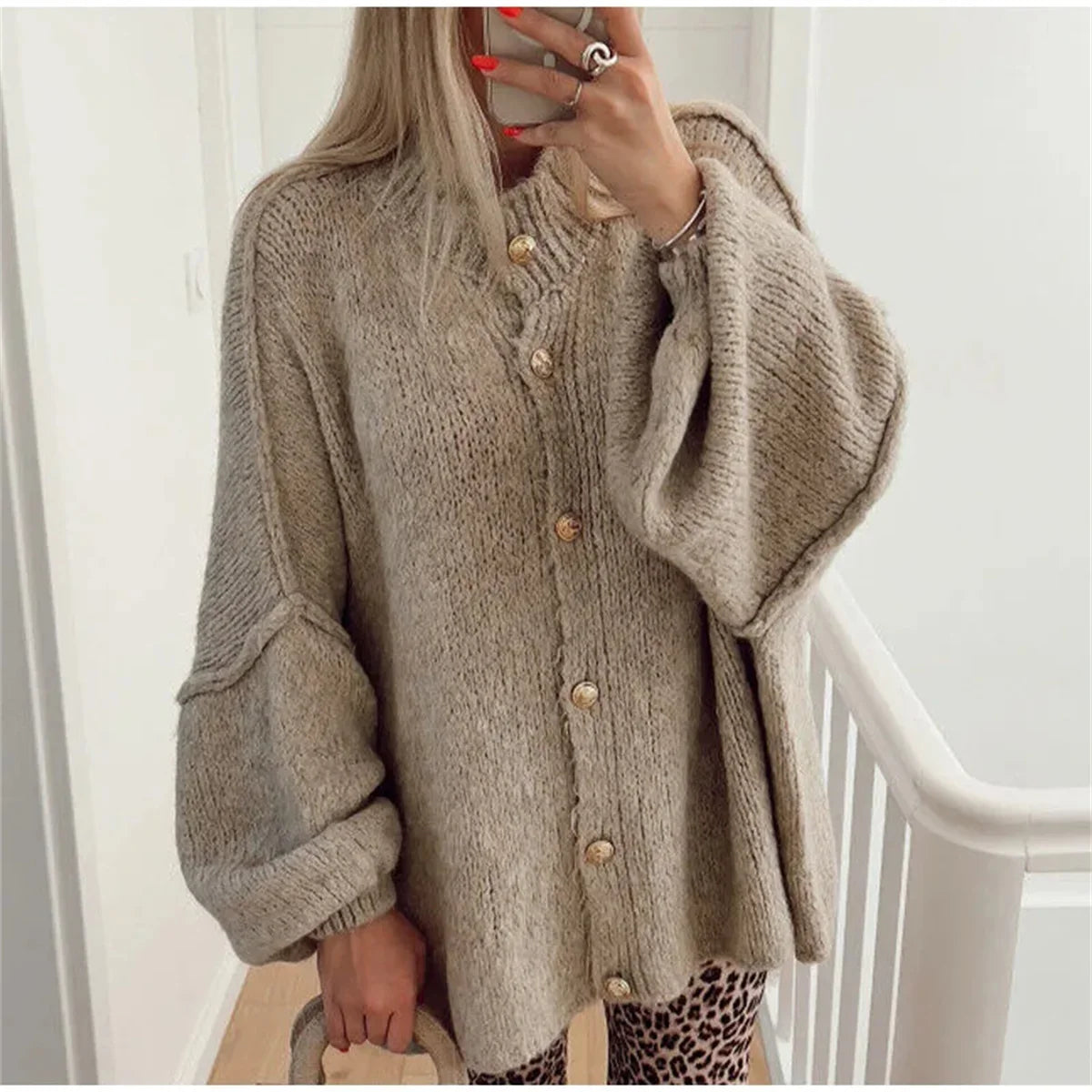 Lili - Oversized Trui met Metalen Knopen
