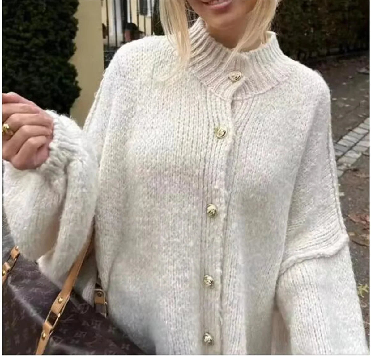Lili - Oversized Trui met Metalen Knopen
