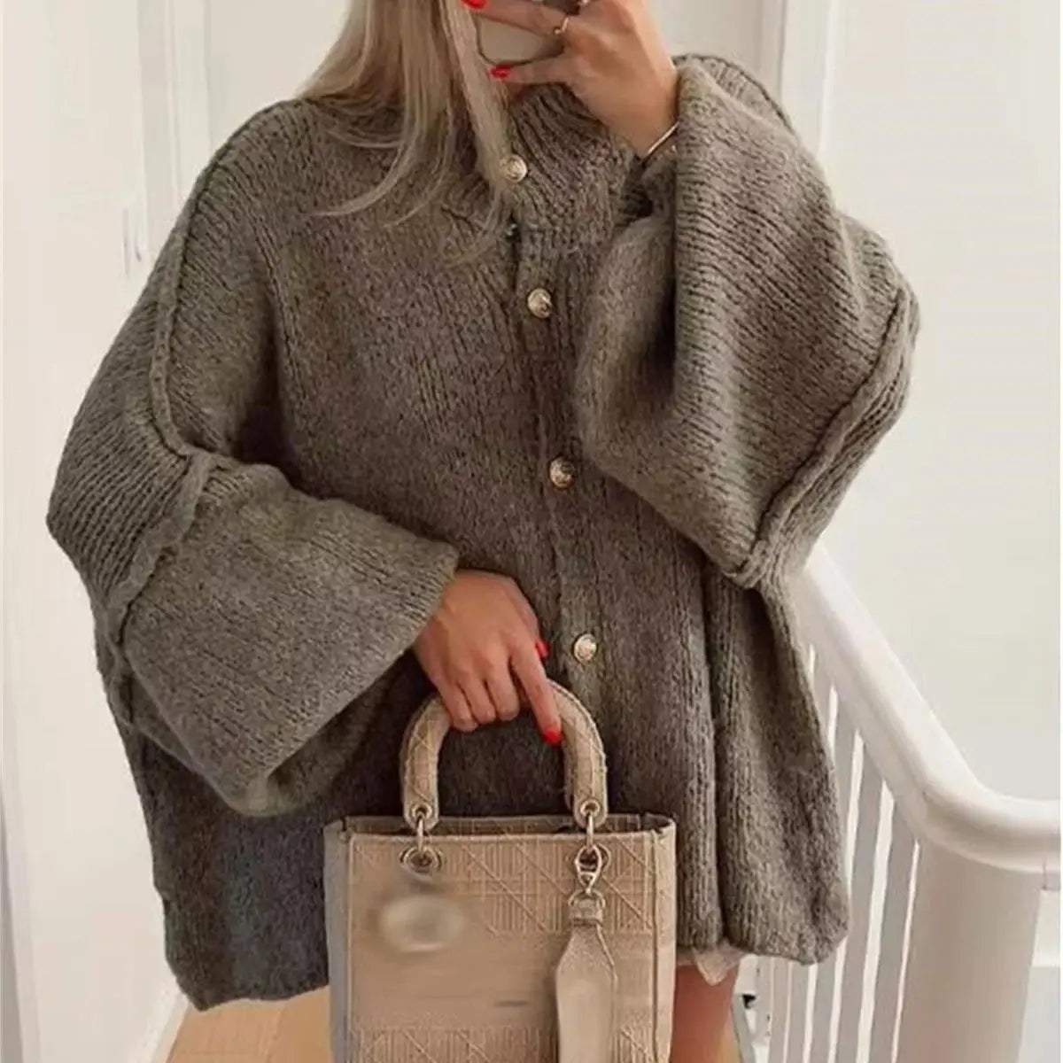 Lili - Oversized Trui met Metalen Knopen