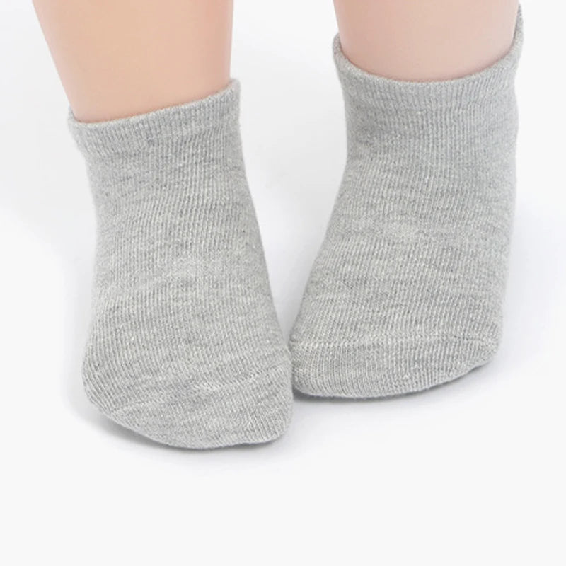 12 paires de chaussettes antidérapantes noires, blanches et grises pour tout-petits apprenant à marcher, chaussettes antidérapantes pour bébés