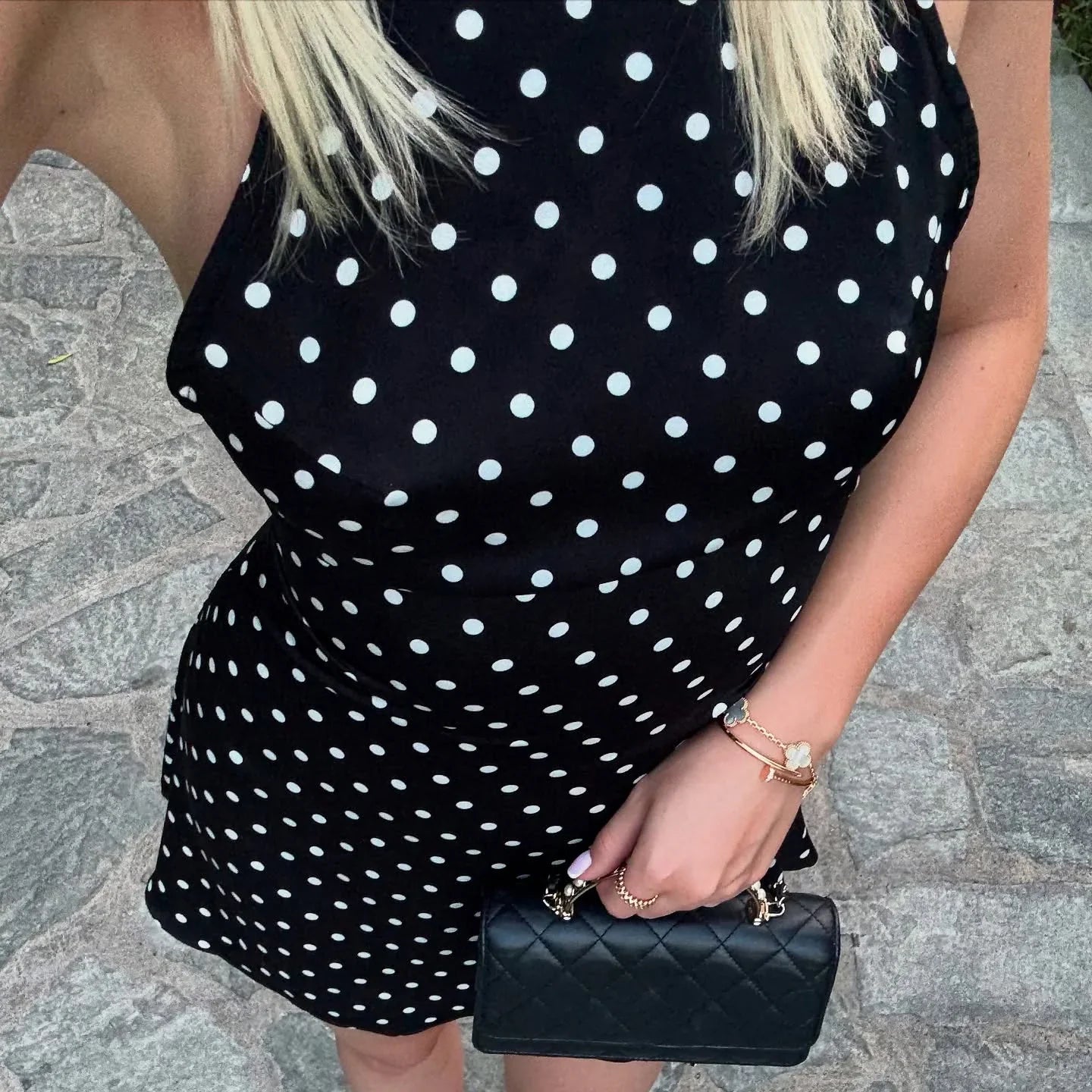 Hazelle - Mini jurk voor dames met een open rug en stippen met halterkraag