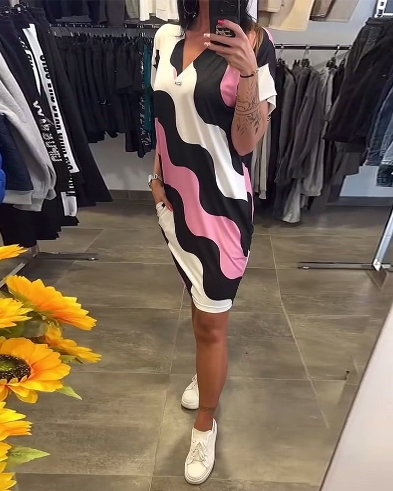 Quelindra - Jurk met golfprint en elegante halslijn
