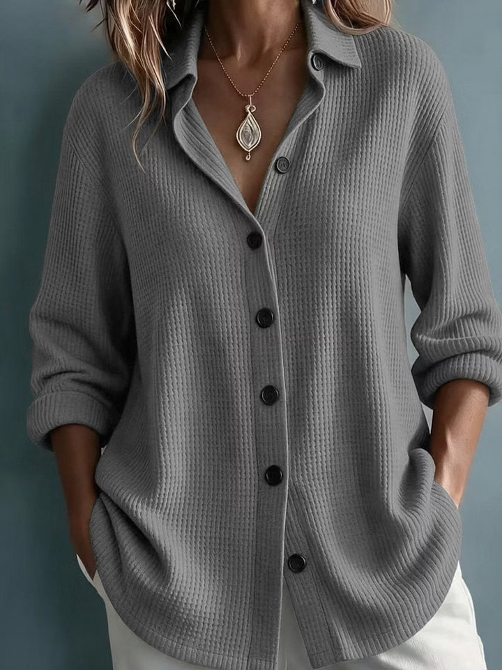 Leentje - Damesblouse van textuurstof met kraag en knopen