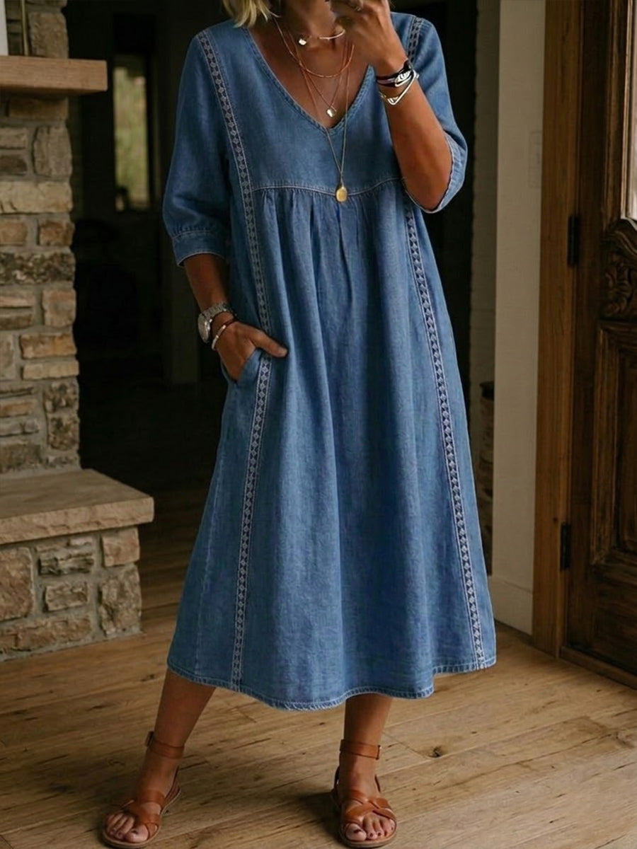 Fyntra - Vrouwelijke denim jurk met V-hals en kant in een elegante casual stijl
