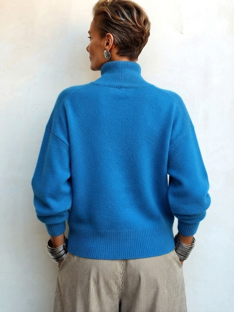 Willemijn - Dames trui met asymmetrische col en gouden knopen