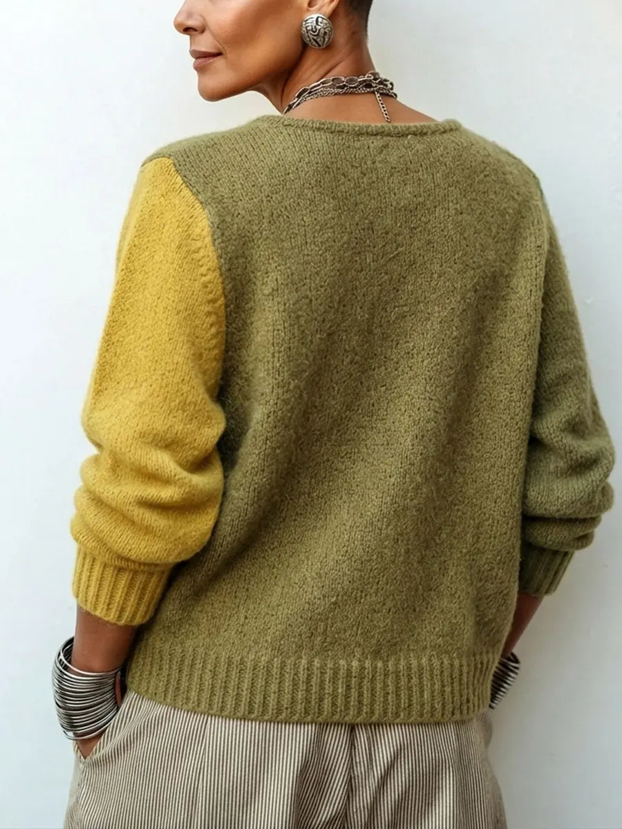 Josine - Dames trui met kleurblok in gebreid materiaal en asymmetrische knopen