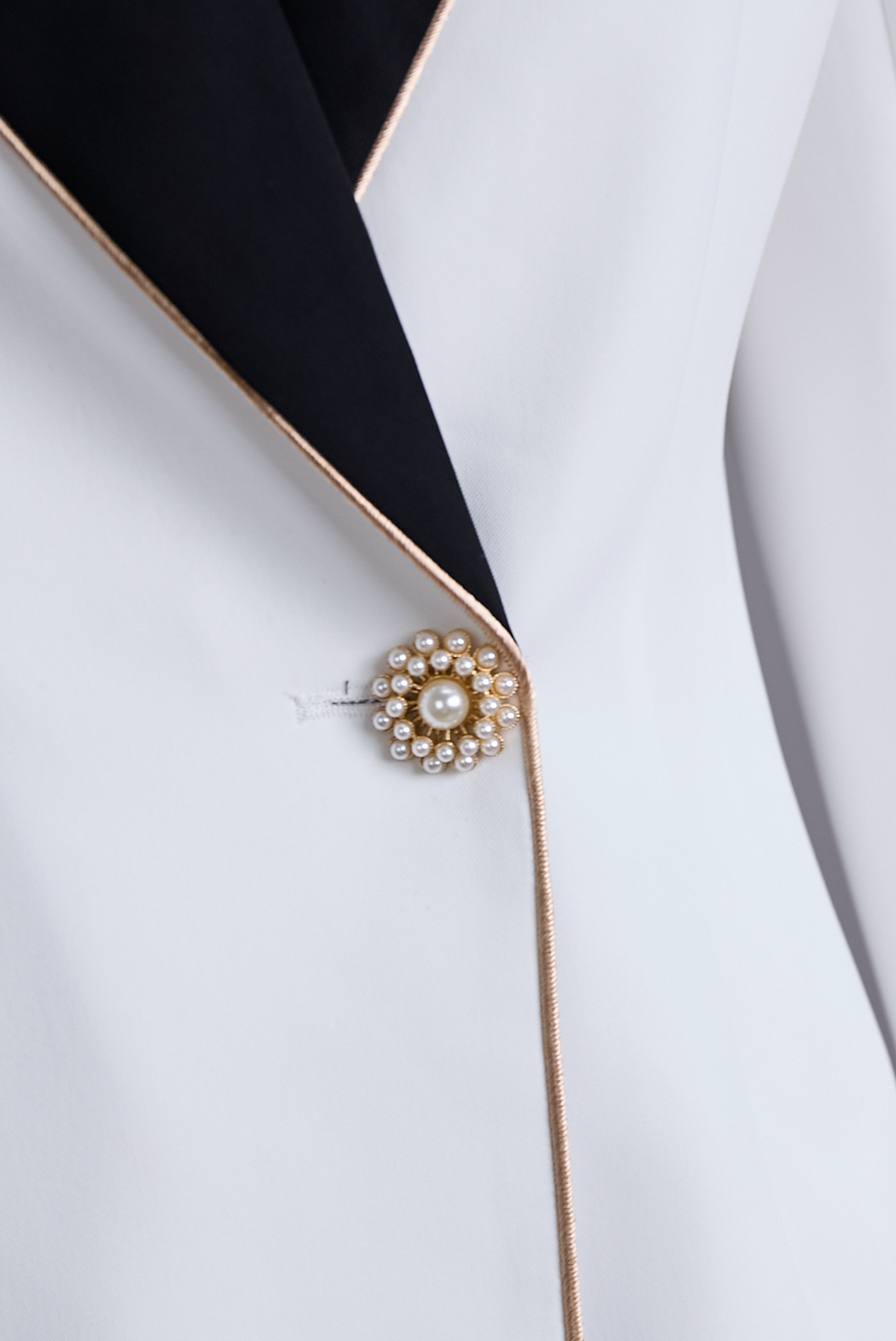 Kaenisse - Elegante Witte Asymmetrische Blazer met Zwarte Revers