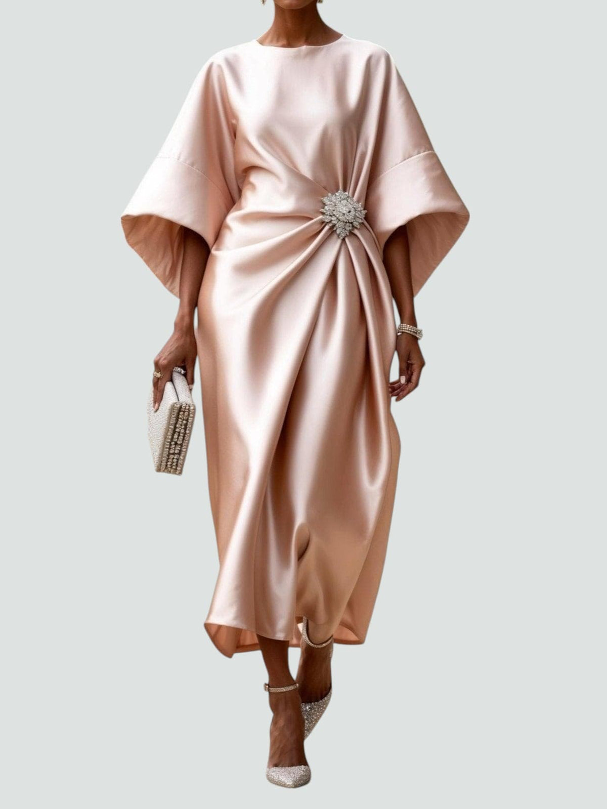 Boukje - Lange satijnen jurk voor dames met cape mouwen en elegante draping