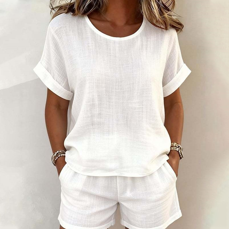 Linnea - Licht damesensemble met t-shirt en shorts