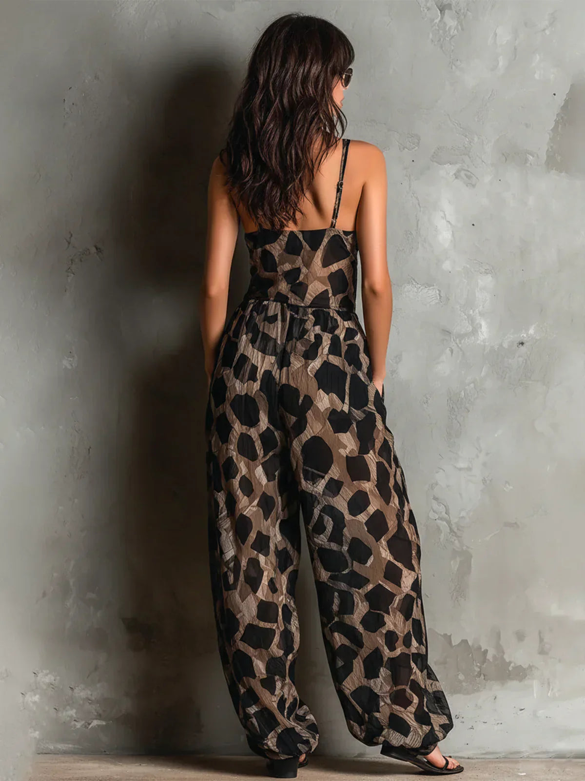 Galienne - Vrouwelijke jumpsuit met een fluid leopardprint en wijde benen