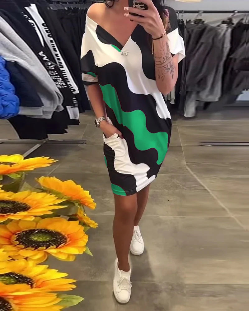 Quelindra - Jurk met golfprint en elegante halslijn