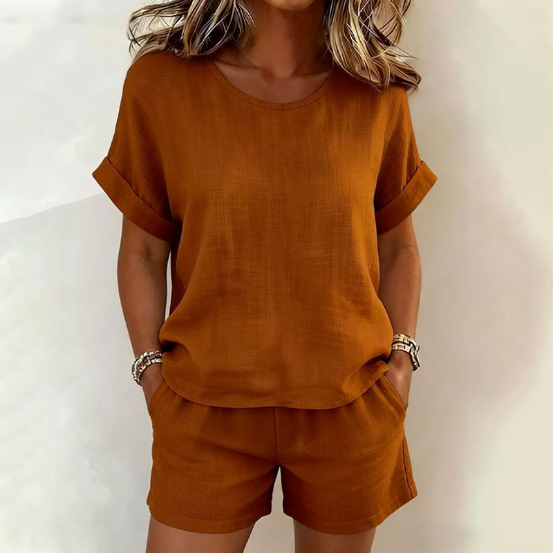 Linnea - Licht damesensemble met t-shirt en shorts