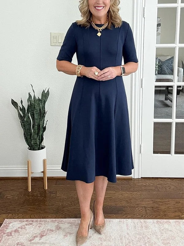 Quirinae - Elegante Midi Jurk met Uitlopende Snit en Mouwen