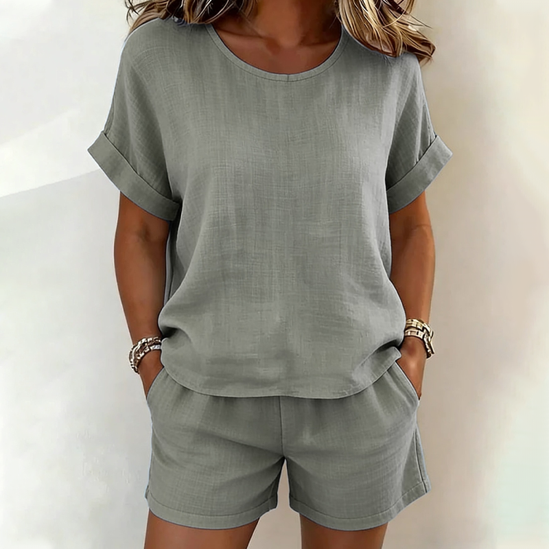 Linnea - Licht damesensemble met t-shirt en shorts