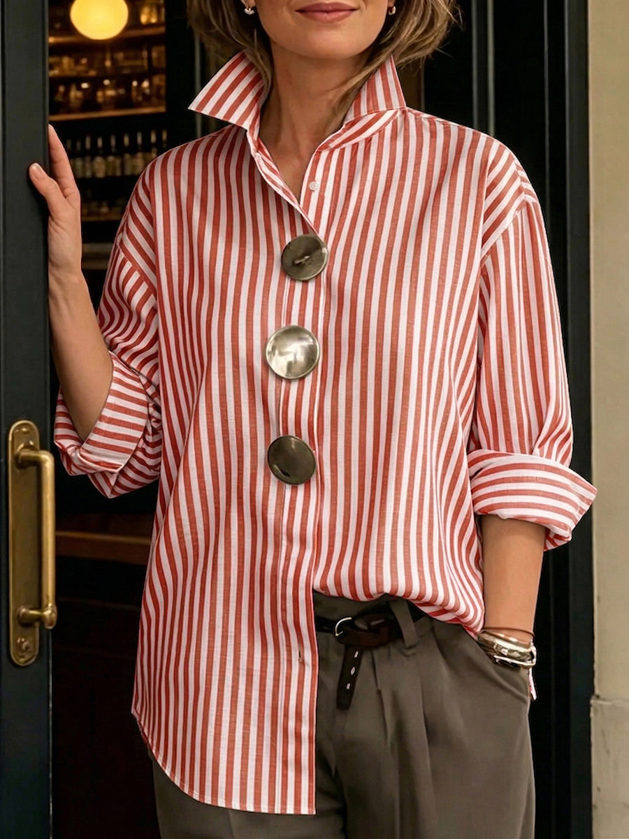 Qyra - Dames gestreepte blouse met vloeiende snit, gestructureerde kraag en elegante decoratieve knopen