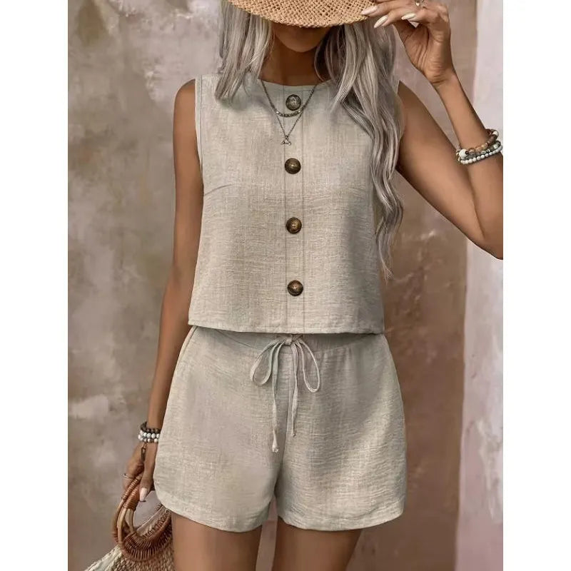 Fynoria - Damesoutfit met mouwloze top en knoopshort