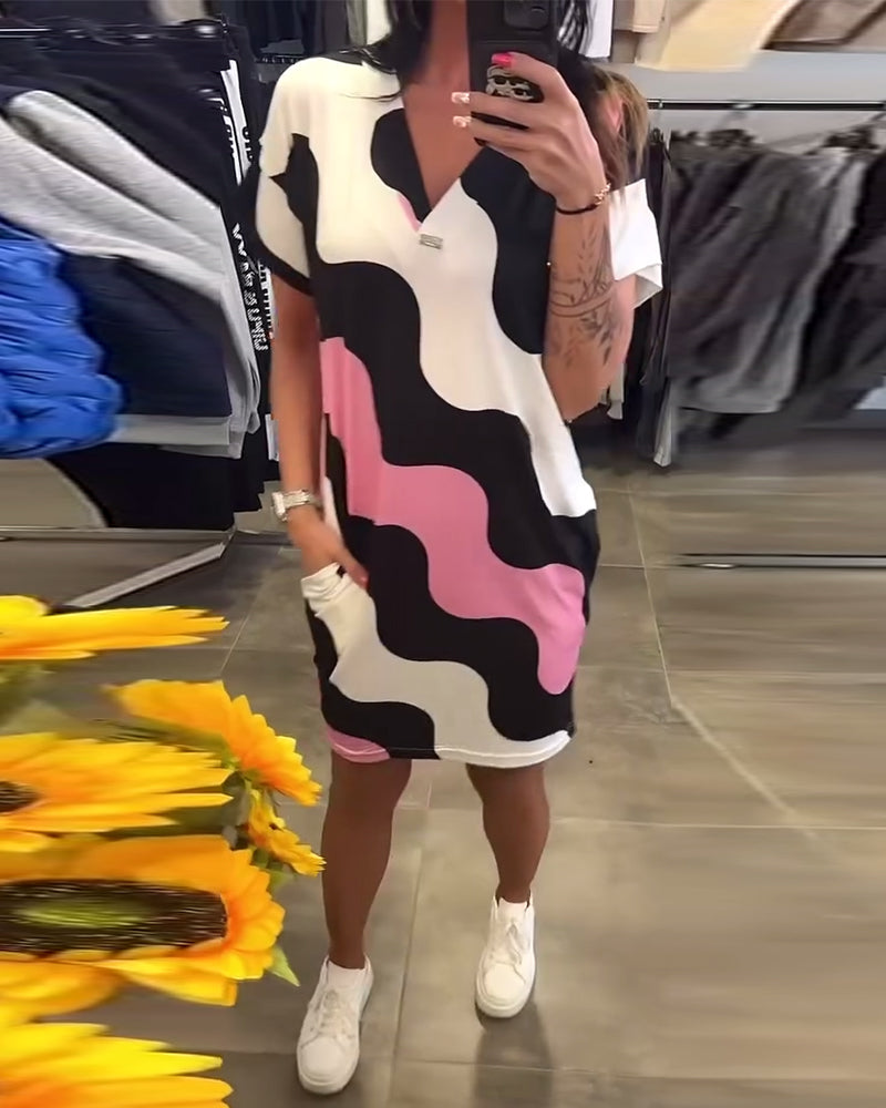 Quelindra - Jurk met golfprint en elegante halslijn