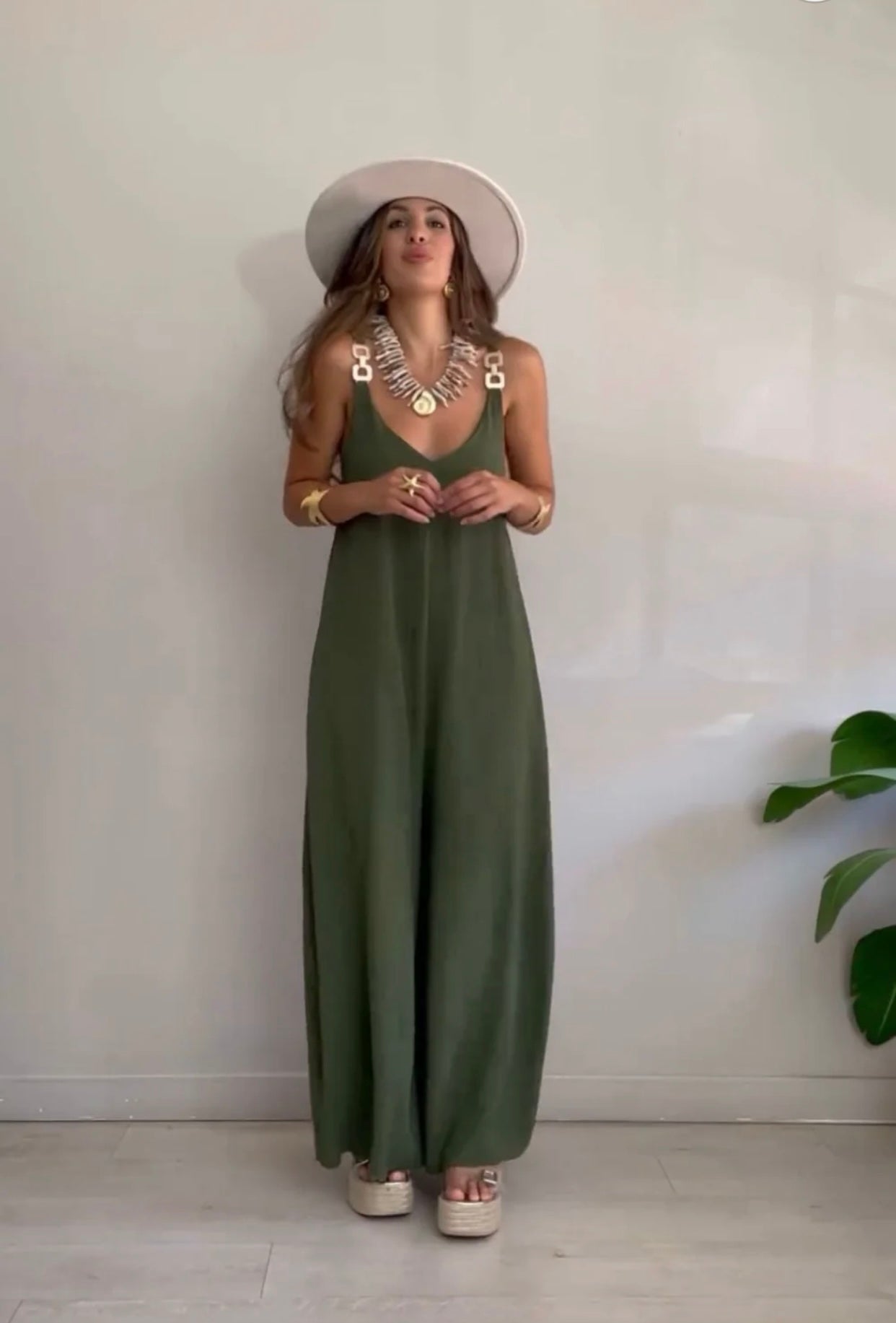 Iriana - Prachtige comfortabele jumpsuit met gouden gespen