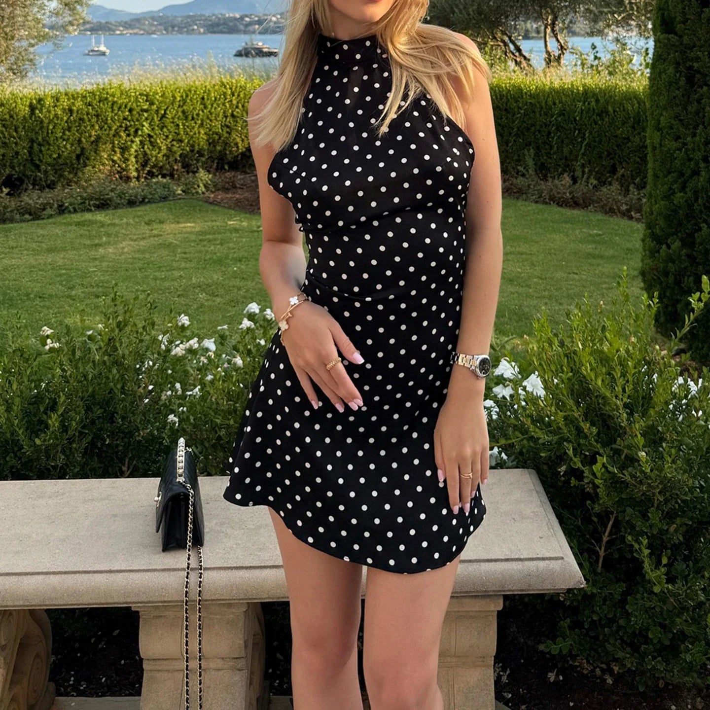 Hazelle - Mini jurk voor dames met een open rug en stippen met halterkraag