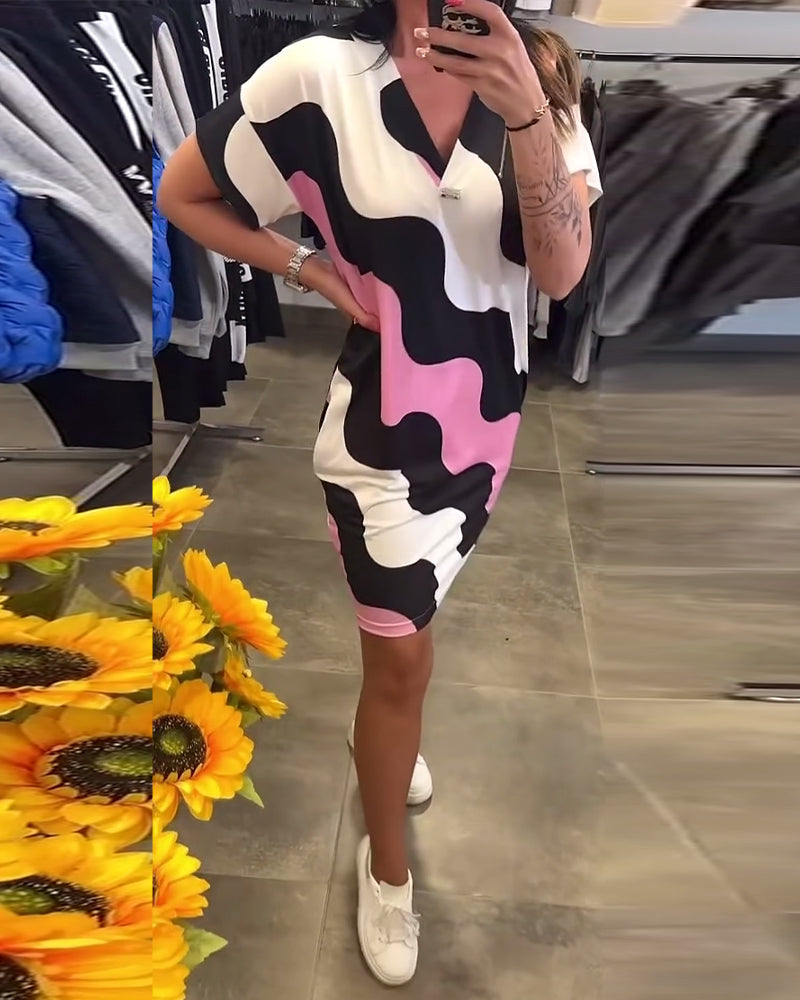 Quelindra - Jurk met golfprint en elegante halslijn