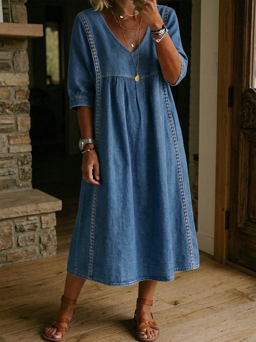 Fyntra - Vrouwelijke denim jurk met V-hals en kant in een elegante casual stijl