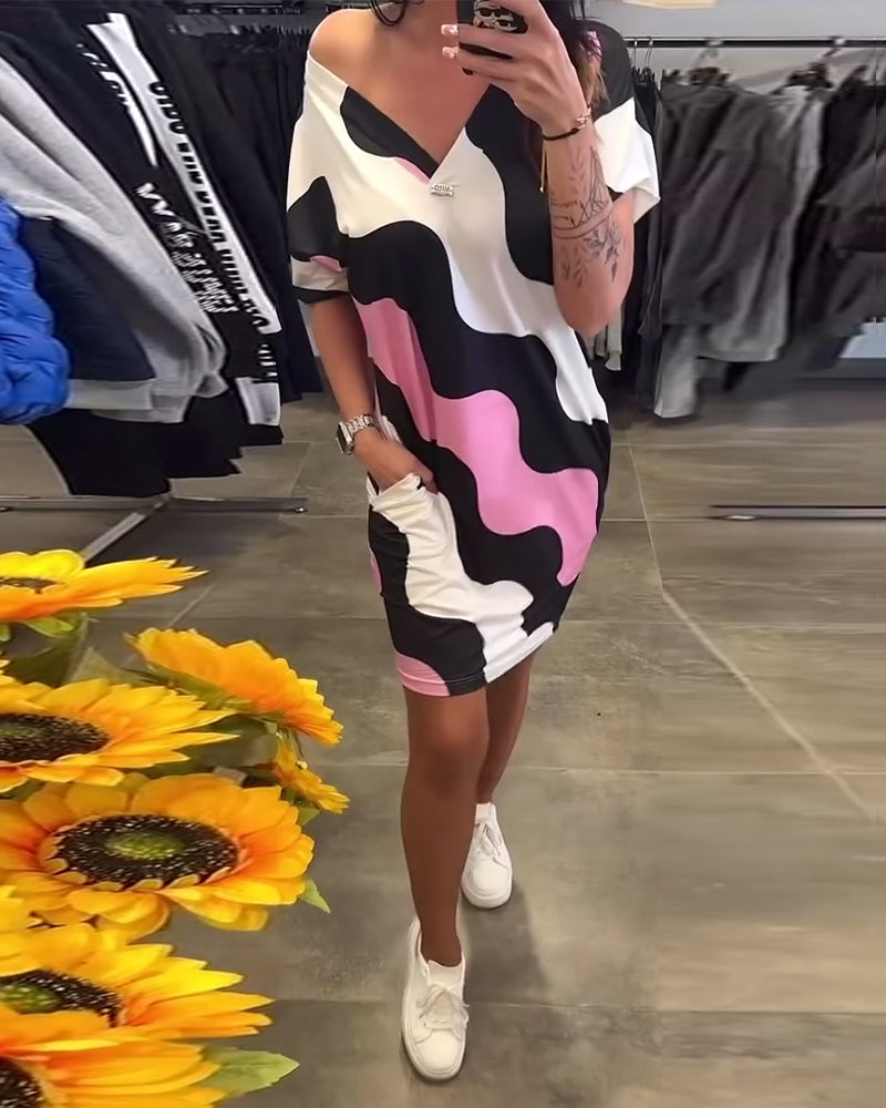 Quelindra - Jurk met golfprint en elegante halslijn