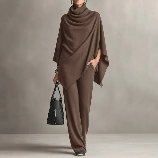 Lize - Vrouwenensemble met vloeiende cape en brede broek