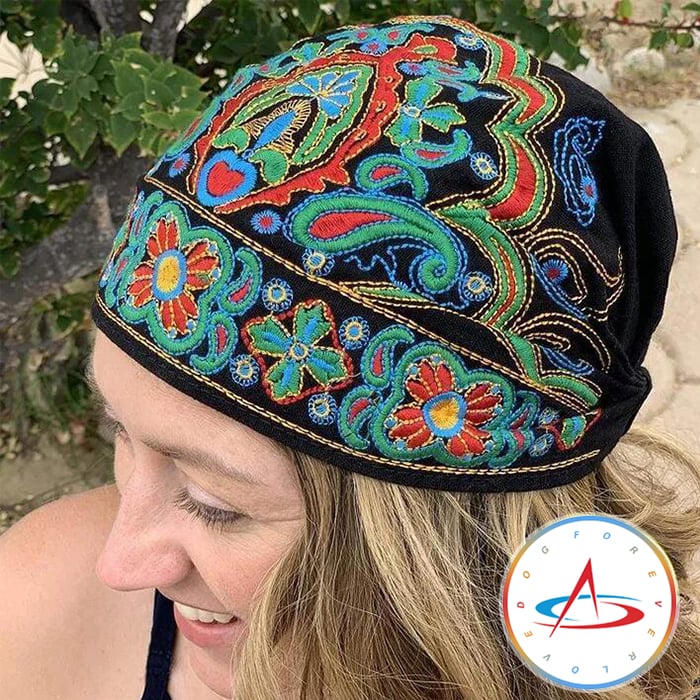 Ravelle - Handgeborduurde Bandana's en Petten met Kleurrijke Motieven