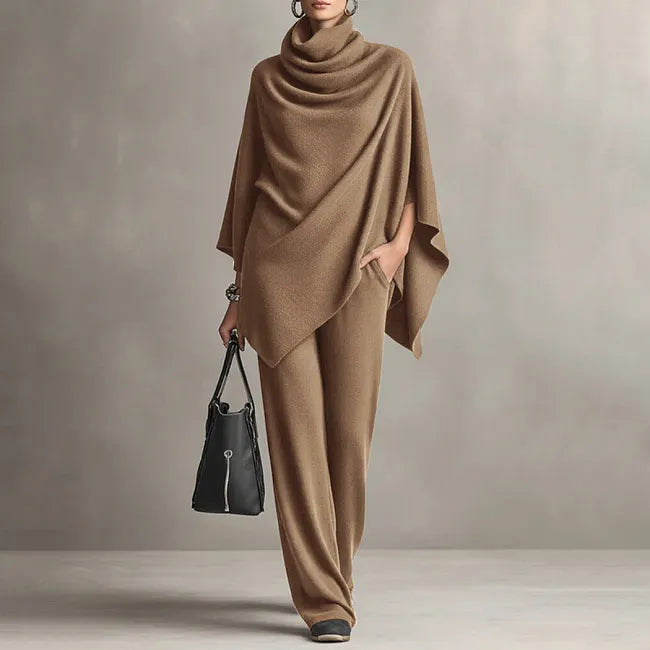 Lize - Vrouwenensemble met vloeiende cape en brede broek