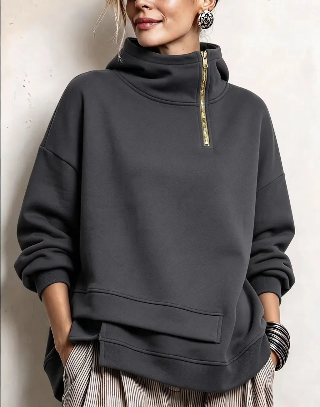Janine - Dames sweat met hoge kraag, rits en asymmetrische zoom
