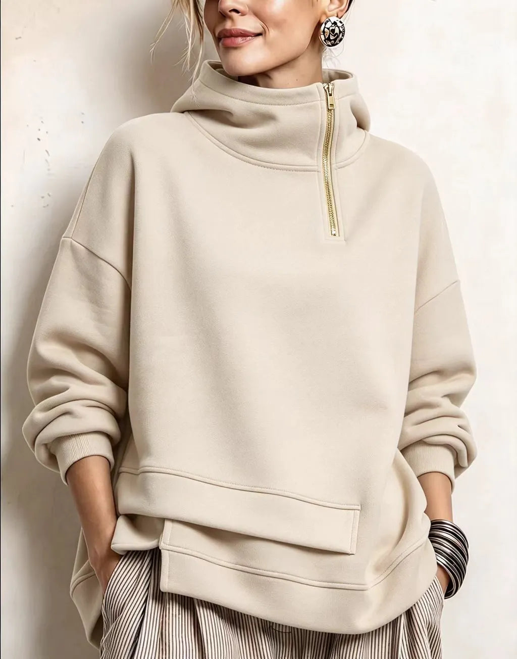 Janine - Dames sweat met hoge kraag, rits en asymmetrische zoom