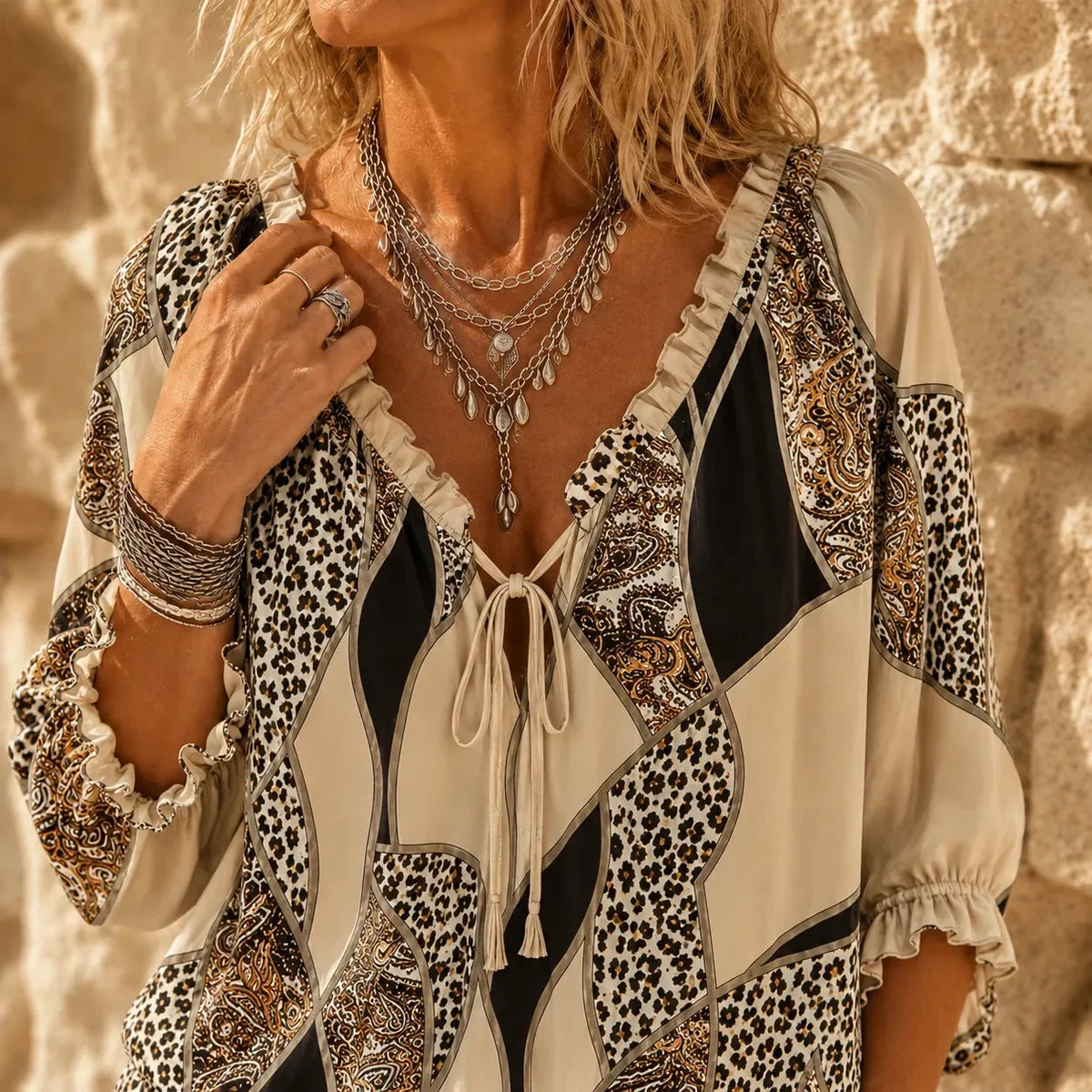 Mechteld - Dames blouse met patchworkprint en V-hals