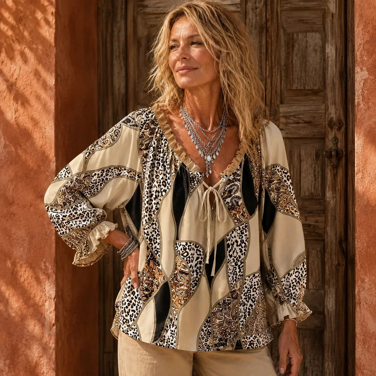 Mechteld - Dames blouse met patchworkprint en V-hals