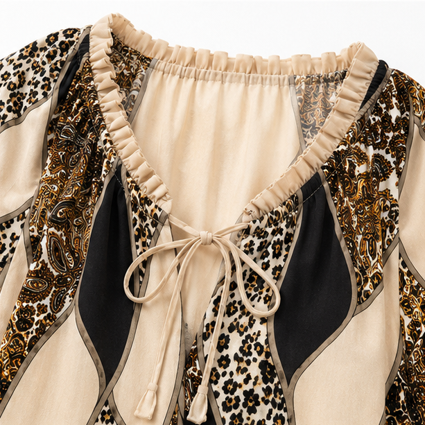 Mechteld - Dames blouse met patchworkprint en V-hals