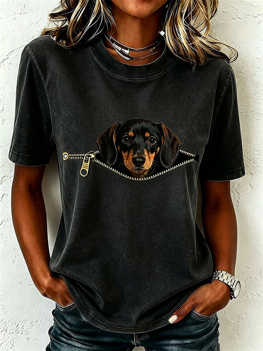 Aleid - Dames t-shirt met teckelmotief en effect van een ritszak